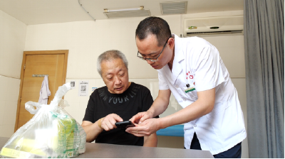 每年200多台手术！他说：“再苦再累都值得！”