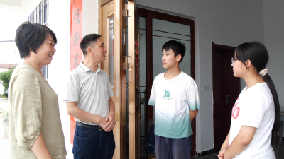 乡村夫妻教师 用爱撑起困境兄妹晴空