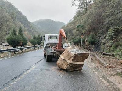 县公路中心清理路面“巨石”保畅安