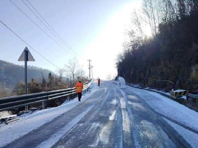 县公路中心及时除冰雪保畅通