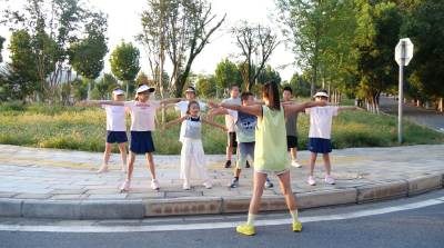 《暑期未成年人正能量》妈妈领跑 萌娃跟练 亲子跑团“燃动”暑假  