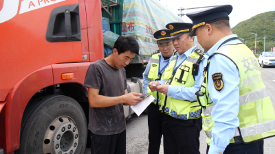 市县区域超限治理联合执法 织密公路安全畅通防护网  
