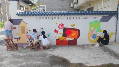 大学生入村执画笔 为乡村振兴“添色”  