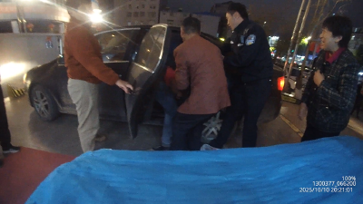 18分钟抵达 民警为重病老人开辟“生命通道”  
