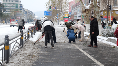 城关镇：全力清雪除冰保畅通  