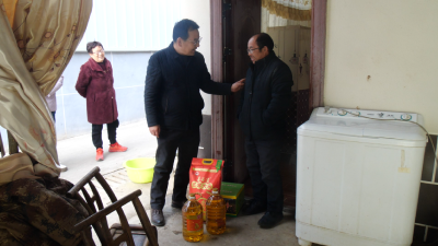 城关镇慰问组看望平宜高速拆迁安置村民  