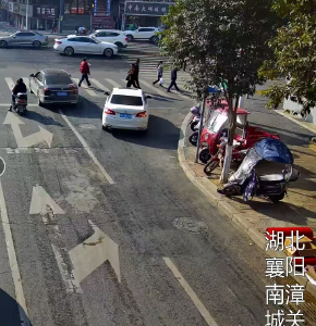 礼让行人守底线 文明出行护平安  