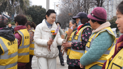 爱心企业慰问一线环卫女工  