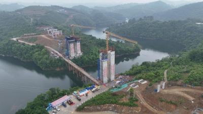 平宜高速襄阳段云台山水库大桥主墩全部封顶　  