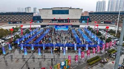 县总工会搭起就业“连心桥”