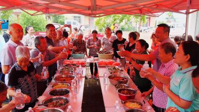 48户一桌饭　九仙观村移民安置点干群同包连心粽  