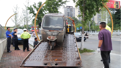 南事我办｜城警联动整治“僵尸车”　净化城区交通环境