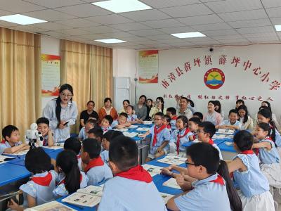 四地90余名班主任同上“心育课”  