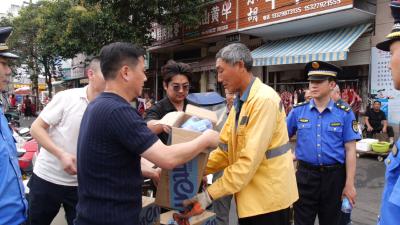 县城管局联合爱心企业慰问一线环卫工人  