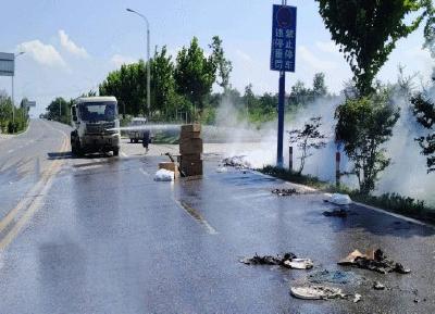 货车行驶中冒烟起火　公路洒水车秒变“消防车”  