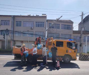 县公路中心为一线养路工人送清凉  