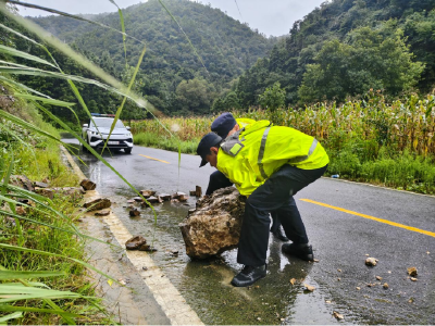 南漳公安：闻“风”而动战“海豚”　雨中护航保民安