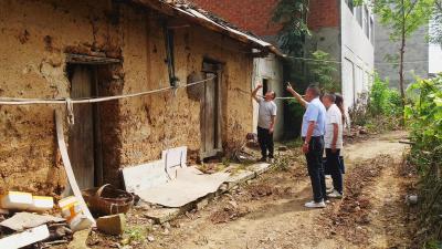 县住建局开展连阴雨后危旧房屋专项排查  