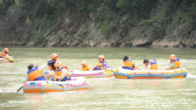 龙王峡漂流人气旺　景区流量变乡村收入  