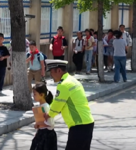 南漳“护学模式”上线！荧光绿守护学子上学路 
