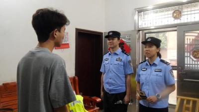 高龄老人街头迷路　爱心学生助其归家  