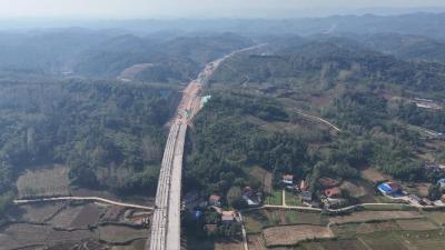 平宜高速襄阳段二标段双幅全线贯通  