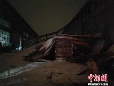 襄阳大雪压垮厂房致5人受困 消防成功救援