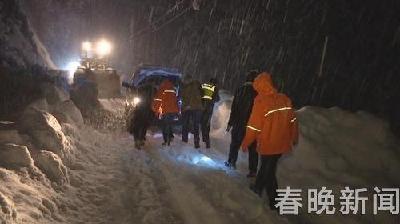 云南公路突降大雪61人被困隧道口 直击13小时救援