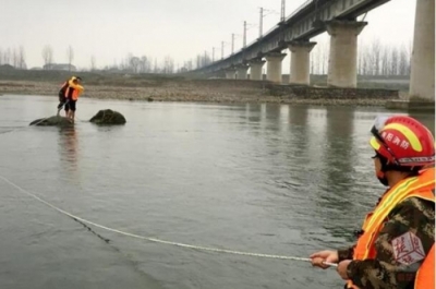 谷城一男子被困河中央7小时 消防搭绳施救