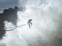 男子冲天巨浪之上走绳索 数次被巨浪拍下