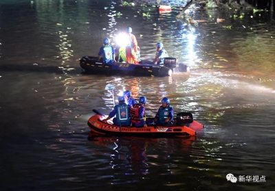广西桂林：两艘龙舟翻船 17人遇难