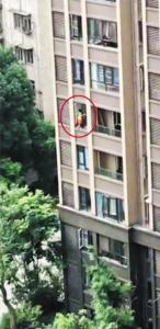 小孩冒险爬上6楼室外窗台玩耍 喊楼哥将其喊回屋内