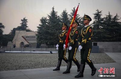 侵华日军南京大屠杀遇难同胞纪念馆举行下半旗仪式