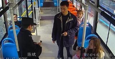 武汉2岁小女孩独自乘公交 乘客一问才发现自己走丢了
