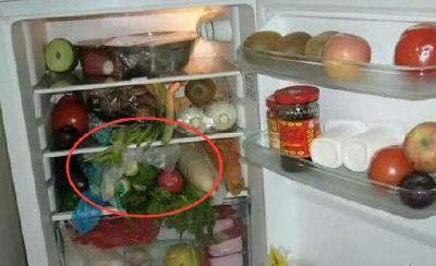 千万别把装菜的塑料袋放直接进冰箱！多数人都在这么做 太危险了 