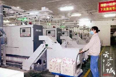 谷城首家复工纺织企业开足马力生产出口订单