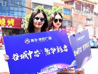 跑车与美女上演速度与激情，快到世纪广场来瞅瞅