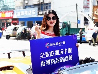 跑车与美女上演速度与激情，快到世纪广场来瞅瞅