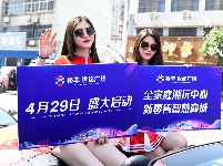 跑车与美女上演速度与激情，快到世纪广场来瞅瞅