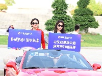 跑车与美女上演速度与激情，快到世纪广场来瞅瞅