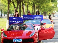 跑车与美女上演速度与激情，快到世纪广场来瞅瞅