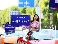 跑车与美女上演速度与激情，快到世纪广场来瞅瞅