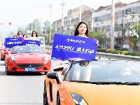 跑车与美女上演速度与激情，快到世纪广场来瞅瞅