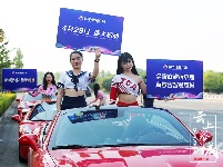跑车与美女上演速度与激情，快到世纪广场来瞅瞅
