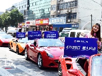 跑车与美女上演速度与激情，快到世纪广场来瞅瞅