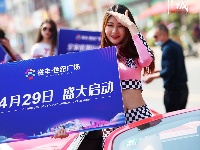 跑车与美女上演速度与激情，快到世纪广场来瞅瞅