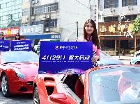 跑车与美女上演速度与激情，快到世纪广场来瞅瞅