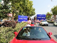 跑车与美女上演速度与激情，快到世纪广场来瞅瞅