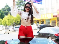 跑车与美女上演速度与激情，快到世纪广场来瞅瞅