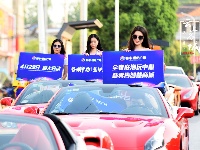 跑车与美女上演速度与激情，快到世纪广场来瞅瞅